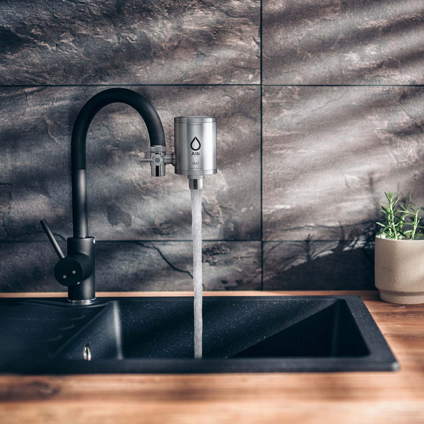 Nano Wasserhahnfilter an der Küchenarmatur