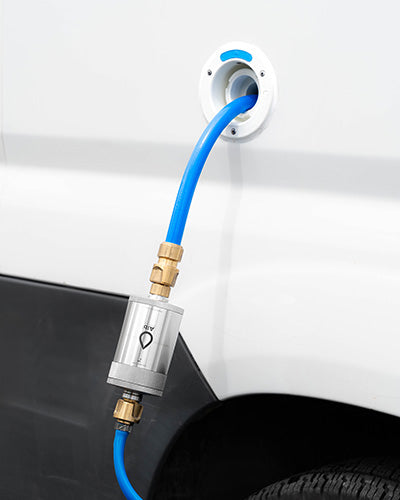 Alb Filter Anschluss mit Flextube-Schlauch am Frischwasser-Einfüllstutzen eines Wohnmobils