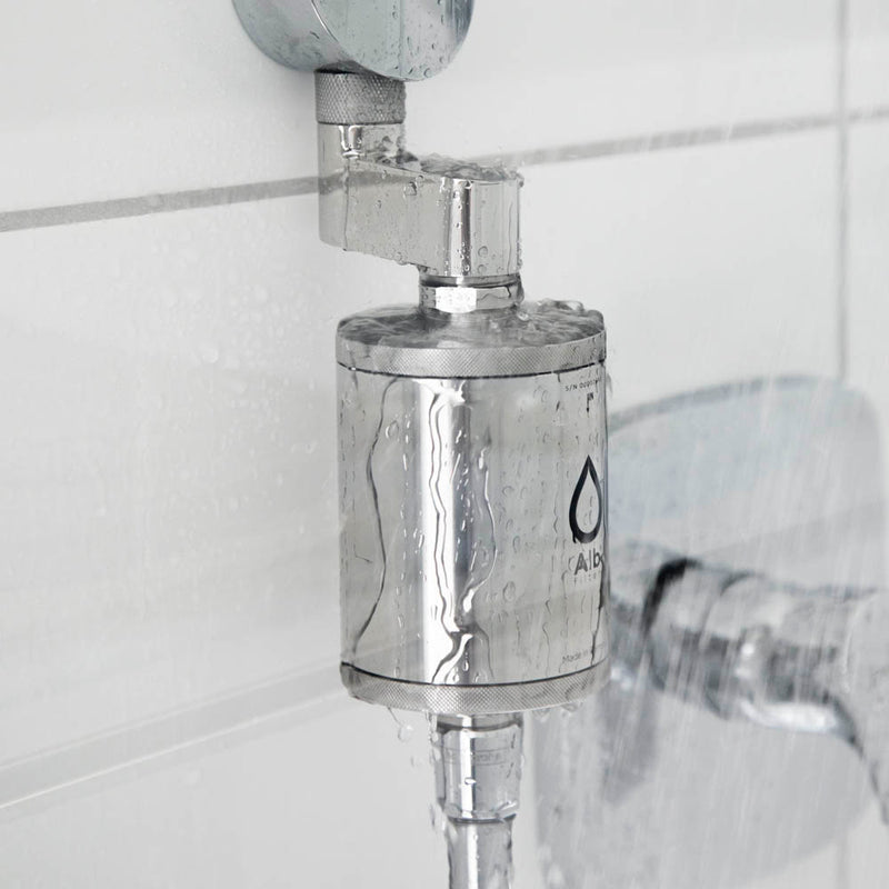 Alb Duschfilter mit Abstandsadapter in Dusche.jpg__PID:281f560d-4bc9-4356-a39b-ce834f964903