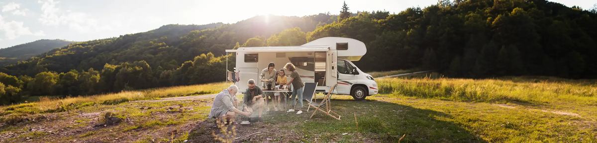 Campervan-Familie-Picknick-Feuer_Topbanner-Landing-2500x600.webp__PID:5fb11f0b-65ab-4a06-932a-c812d78bfbec