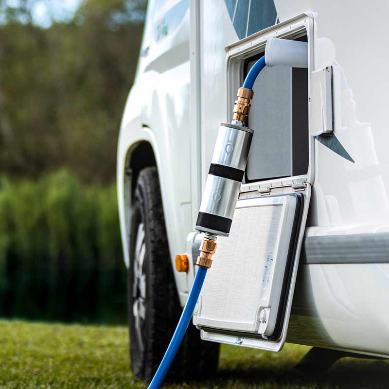 Wohnmobil unterwegs: Bei Reisen mit eigenem Fahrzeug empfiehlt sich eine Wasserfilterkartusche mit Hohlfasermembran gegen Keime und Aktivkohle gegen Chlorgeschmack.