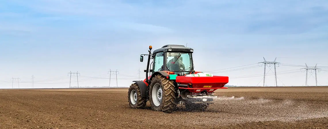 Düngemittel auf einem Feld als Symbol für den Nitrateintrag: 2024 lagen 15,7 % der Grundwasser-Messstellen über dem Grenzwert von 50 mg/l.