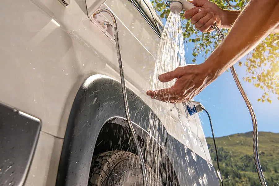 Duschen im Wohnmobil: Ein Durchflussbegrenzer senkt den Verbrauch laut Verbraucherzentrale von rund 20 auf 8 bis 10 Liter pro Minute.