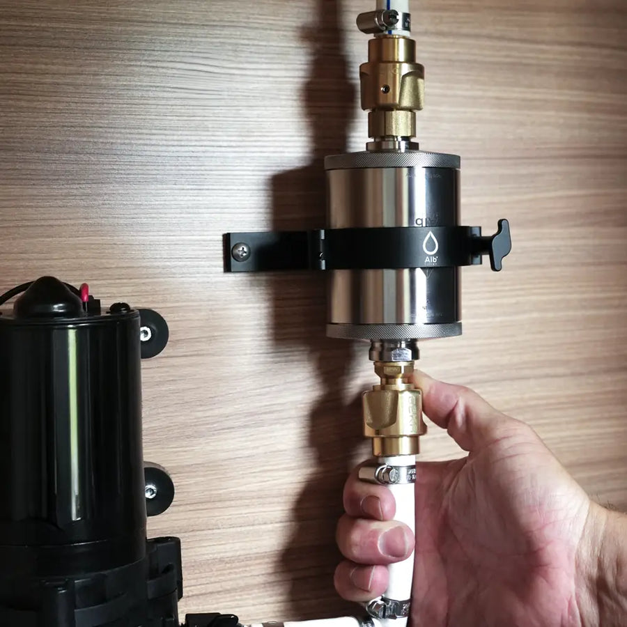 Hand montiert das Alb Filter Travel Element im Wohnmobil