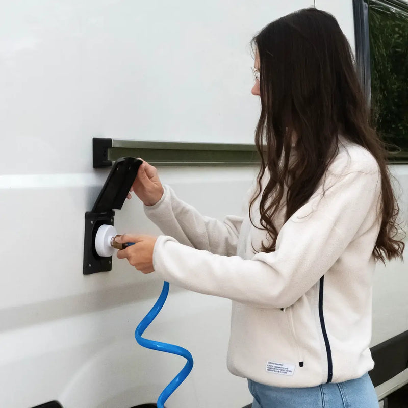 Entry-Frau-Camper-Flextube_1x1.webp__PID:27ac7406-3d62-41fb-81d7-b1609f4b2d19