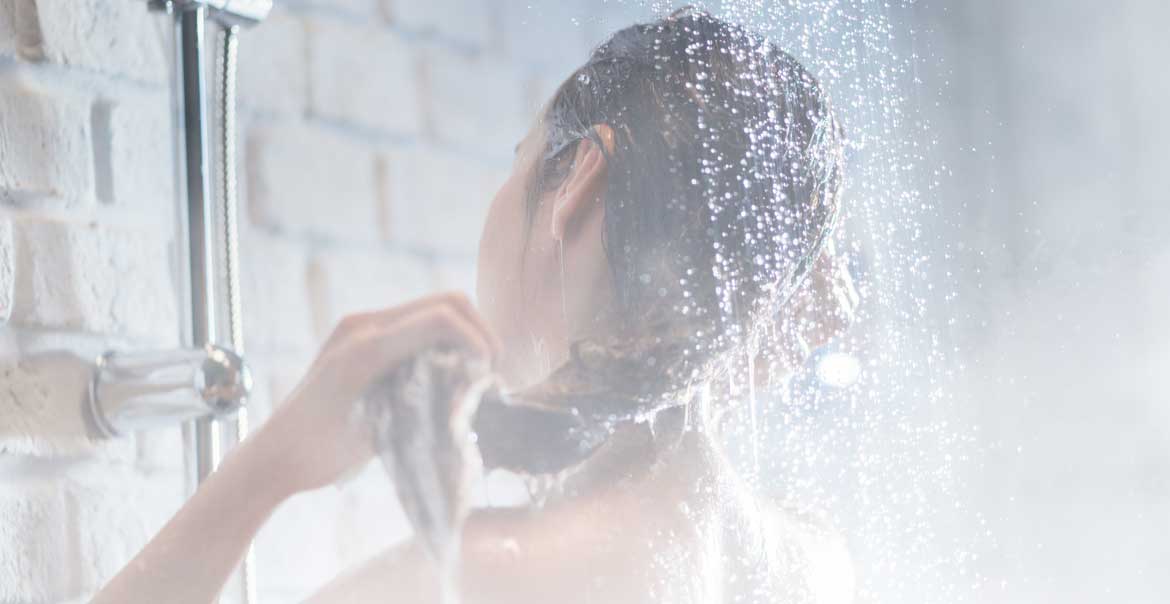 Frau-Dusche-Nebel.jpg__PID:ece15d79-a083-45a6-ad81-6fbe1f76922c