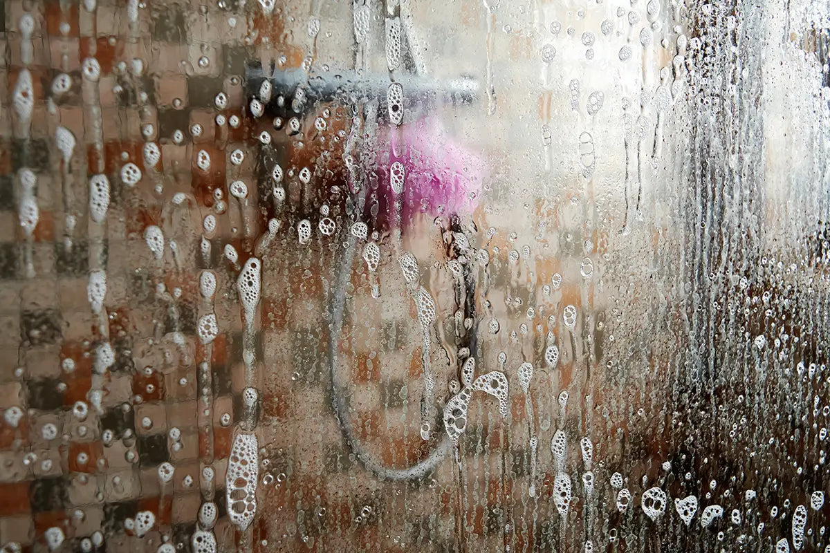 Kalkflecken und Kalkablagerungen in der Dusche