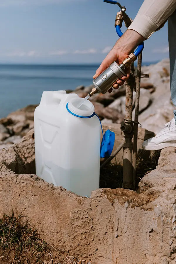 Wasserkanister wird mit dem Alb Filter Mobil Active befüllt (Lunnisworld)