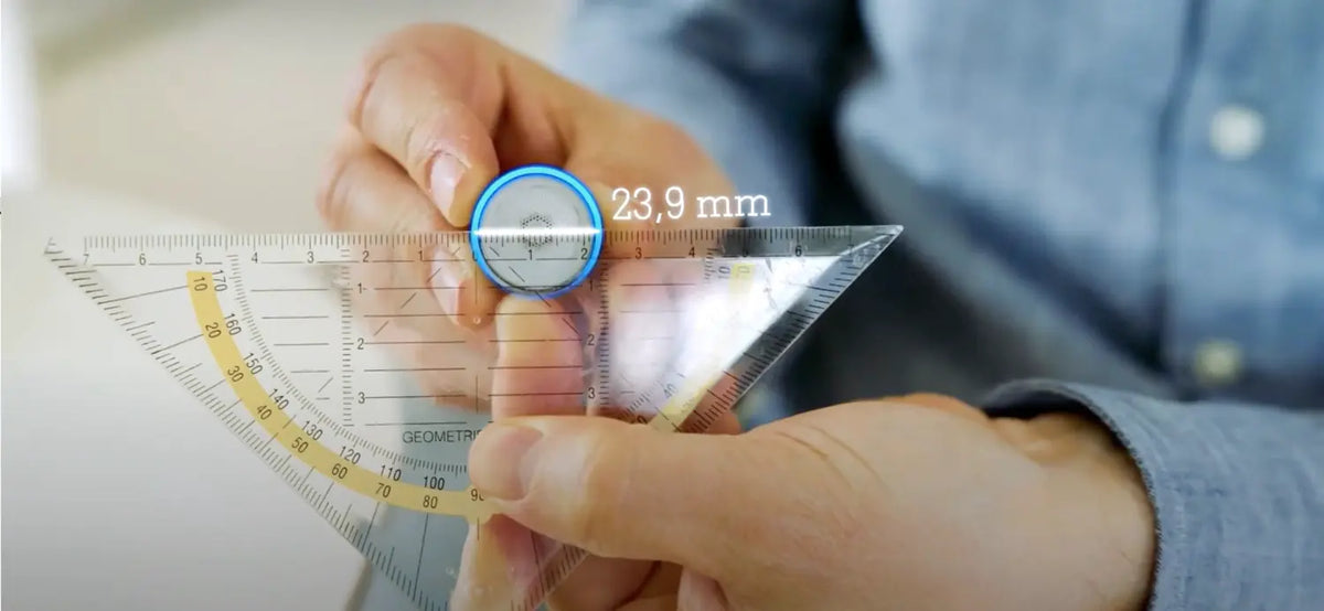 Perlator wird mit einem Lineal gemessen – eine Methode mit mittlerer Genauigkeit zur Bestimmung des Gewindedurchmessers.