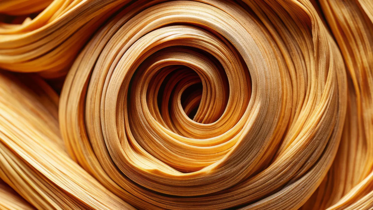 Header-Bild zum Ratgeber Biokunststoffe: 9 Arten, vier pflanzliche Grundstoffe und die Entsorgungsregeln seit Mai 2025.