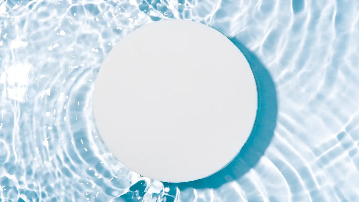 Header-Bild zum Ratgeber Chlor im Trinkwasser: Grenzwerte von 0,1 bis 0,3 mg/l, Trihalogenmethane und Filtermöglichkeiten.