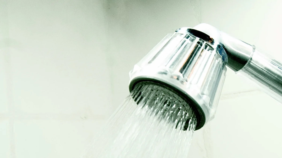 Titelbild zum Ratgeber Legionellenfilter für die Dusche: was Legionellen sind und wie ein Filter zuverlässig vor einer Infektion schützt.