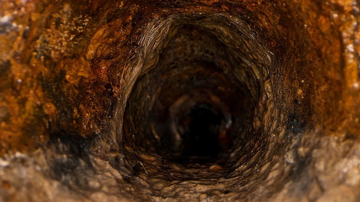 Titelbild des Ratgebers zu Rost im Leitungswasser: Eisen aus der Rohrwand, laut Trinkwasserverordnung auf 0,2 Milligramm je Liter begrenzt.