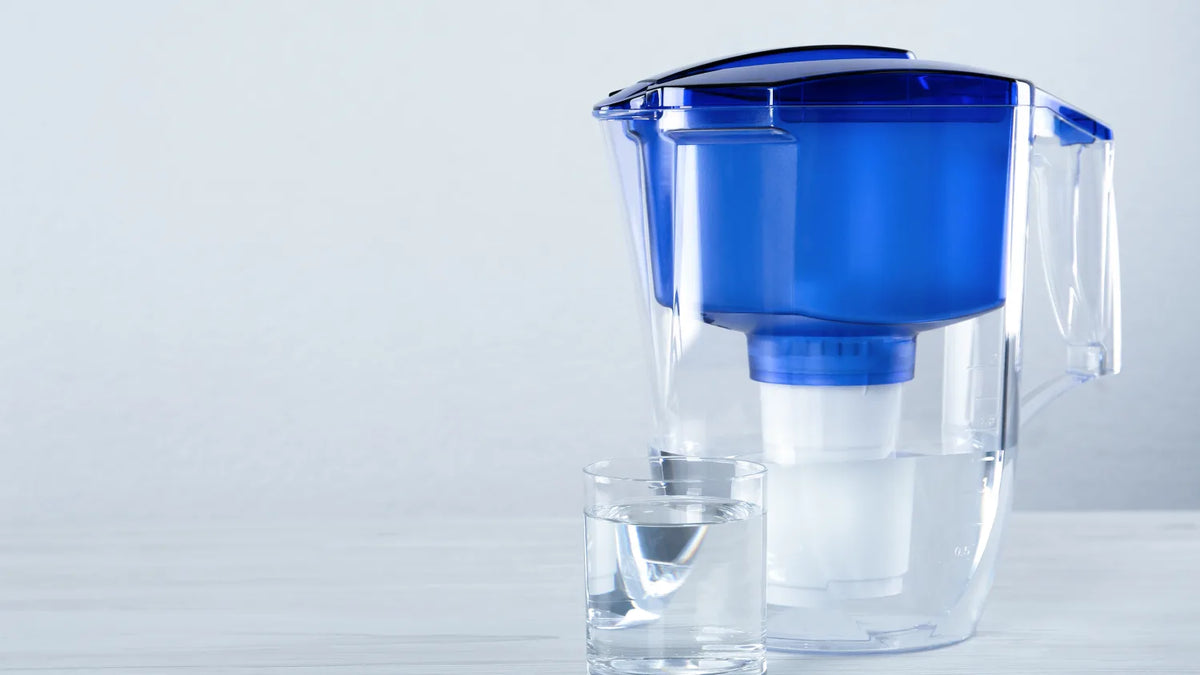 Header-Bild zum Ratgeber Verkeimungsrisiko bei Kannenfiltern: Eine Freiburger Studie fand in 24 von 34 Tischwasserfiltern steigende Keimzahlen bis 6.000 je Milliliter.