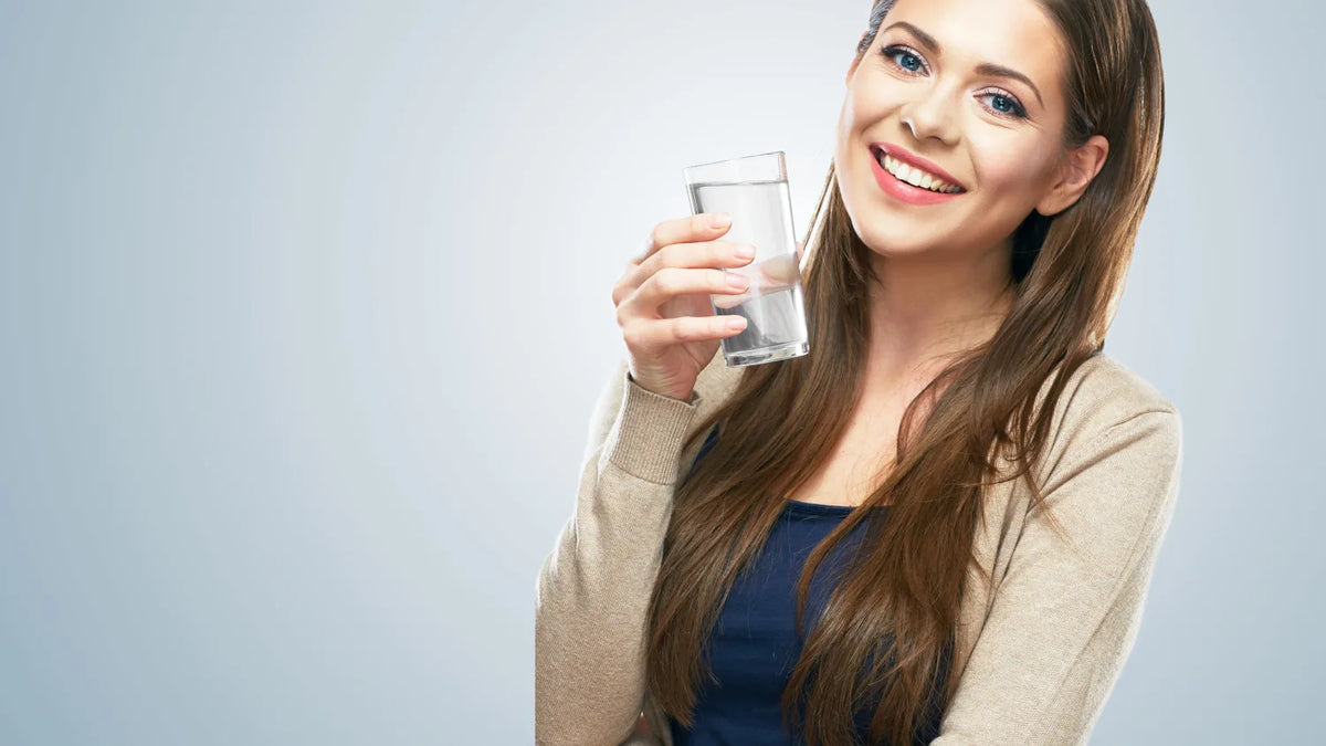Header-Bild zum Ratgeber Viel Wasser trinken für reine Haut: Sechs Studien zeigen mehr Feuchtigkeit in der Hornschicht, beim Talggehalt endet der Effekt.