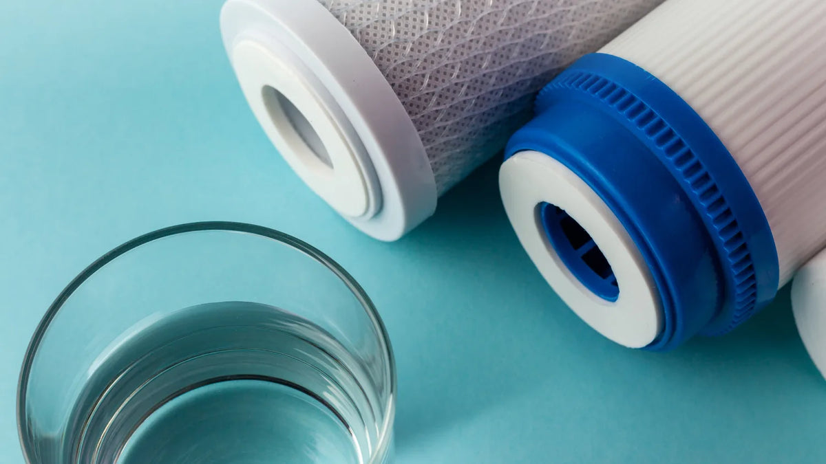 Header-Bild zum Ratgeber Warum Wasser filtern: Leitungswasser hält am Wasserwerk über 99 % der Grenzwerte ein, Verantwortung endet am Hausanschluss.
