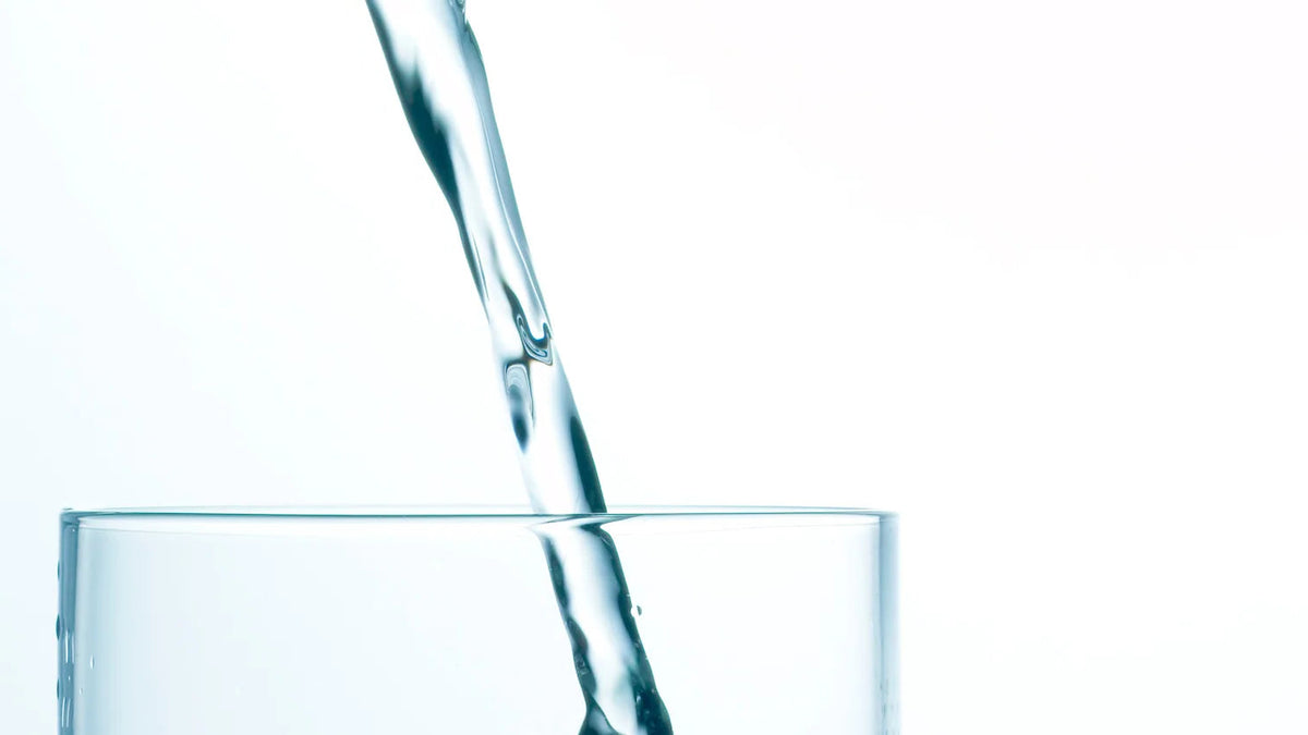 Titelbild des Ratgebers zur täglichen Trinkmenge: Die DGE empfiehlt 1.410 ml über Getränke und 2.600 ml Gesamtflüssigkeitszufuhr pro Tag.