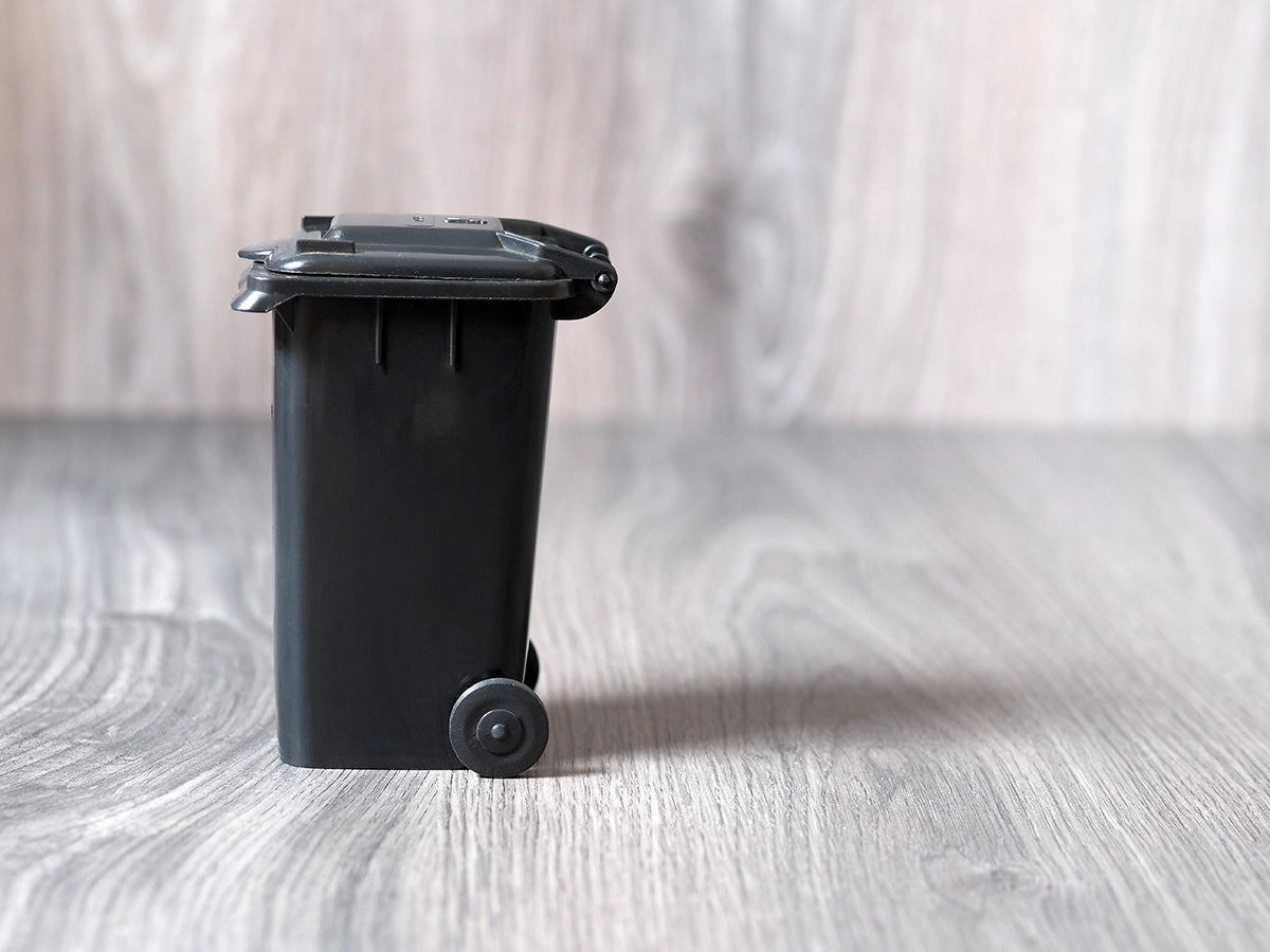 Restmülltonne: Zertifiziert kompostierbare Biokunststoffe zählen rechtlich als Kunststoff und gehören laut Verordnung in den Restmüll, nicht in die Biotonne.