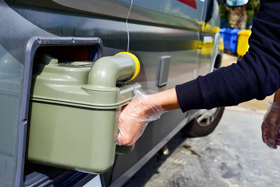 Ver- und Entsorgungsstation: Frischwasserhahn und Schwarzwasser-Einlauf liegen eng beieinander, getrennte Schläuche verhindern eine Kreuzkontamination.