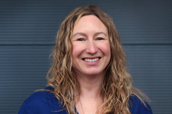 Porträtfoto von Yvonne Schrader, Kundenservice-Mitarbeiterin bei Alb Filter.