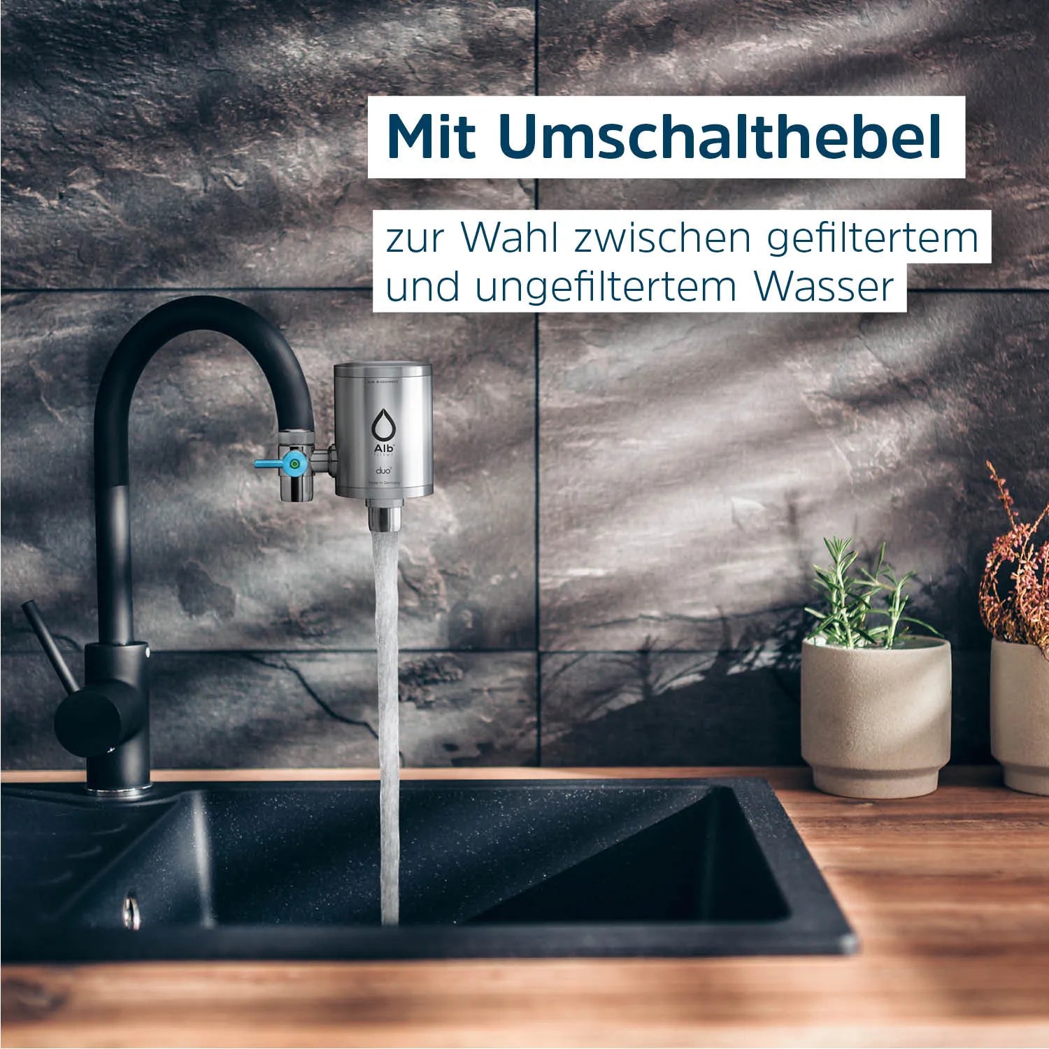 Duo an Wasserhahn mit Erklärungstext zu Umschalthebel.