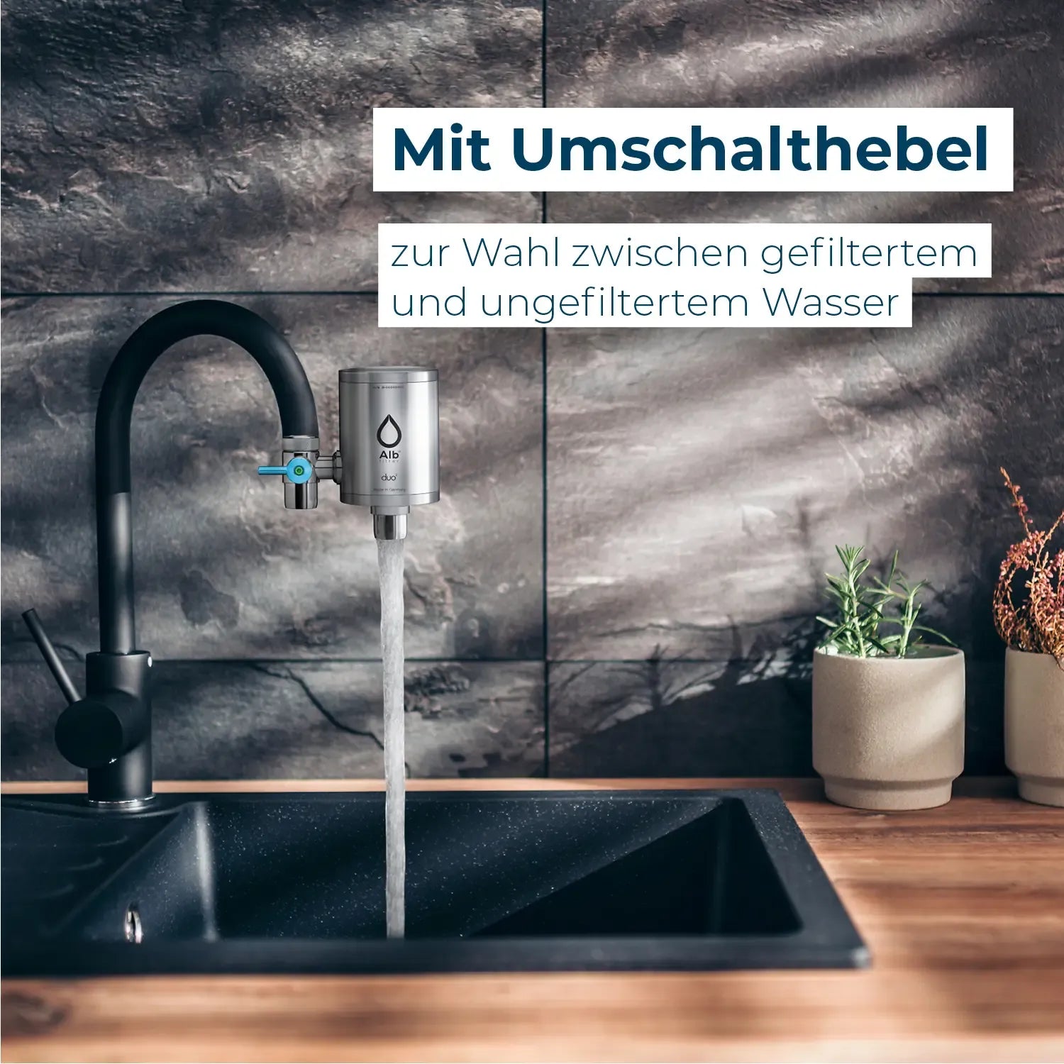 Duo an Wasserhahn mit Erklärungstext zu Umschalthebel.