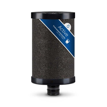 Active Filterkartusche. Gesinterte Blockaktivkohle mit Aufnahmen aus Biopolymeren