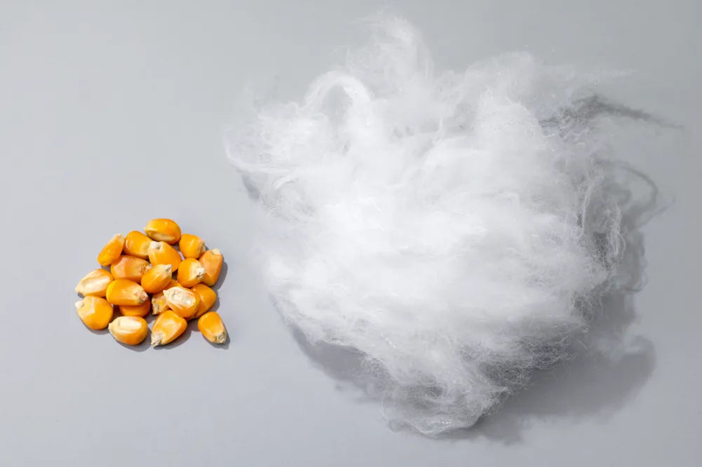 PLA-Biokunststoff aus Maisstärke: Zucker aus Mais liefert per Fermentation die Milchsäure für Polymilchsäure.