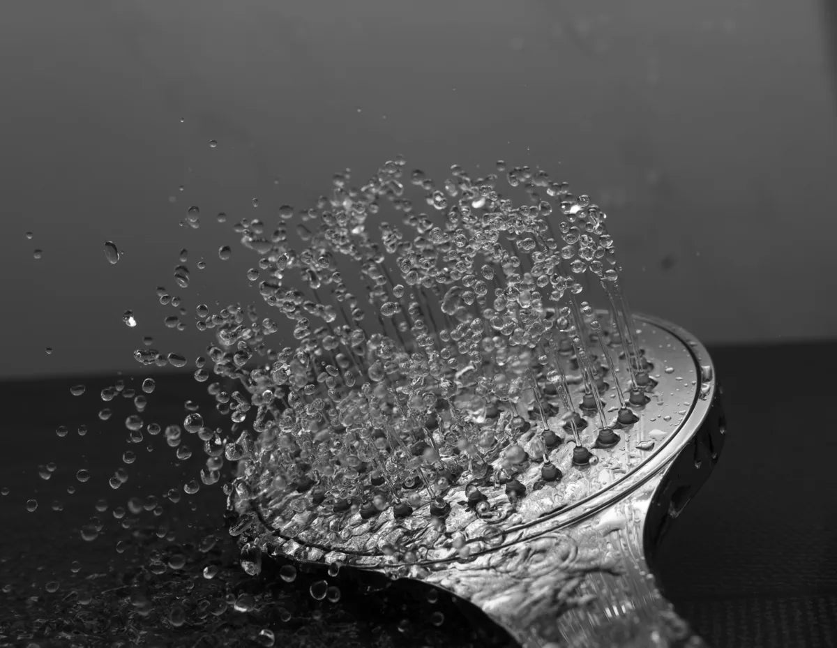 Chrom-Duschkopf mit fließendem Wasser