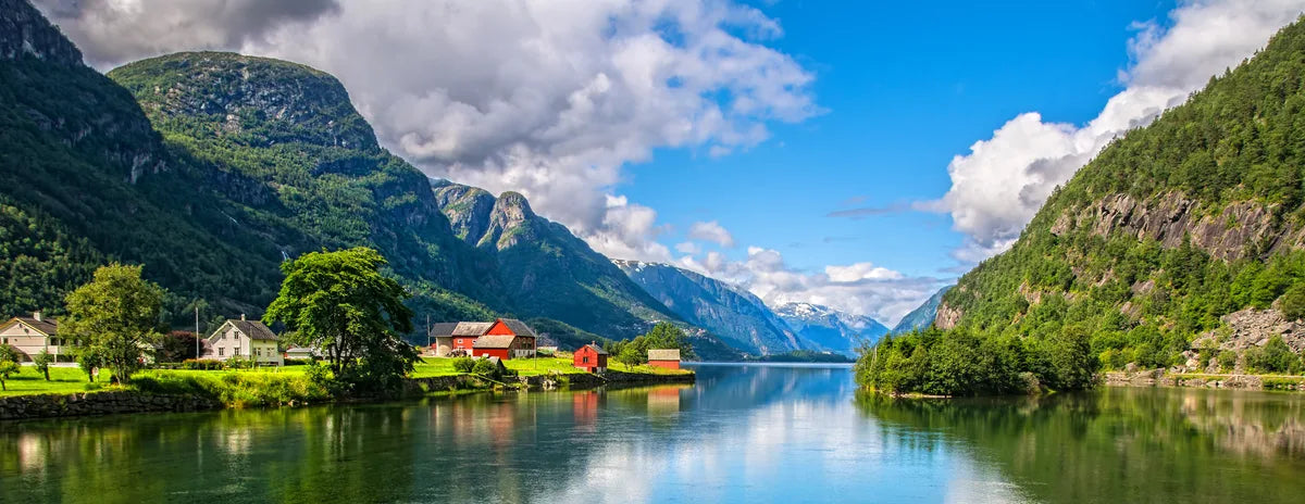 Fjord mit Bergen und Spiegelung, Norwegen