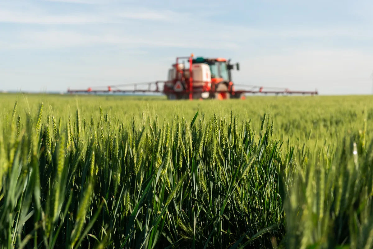 Traktor sprüht Pflanzenschutzmittel auf ein Feld