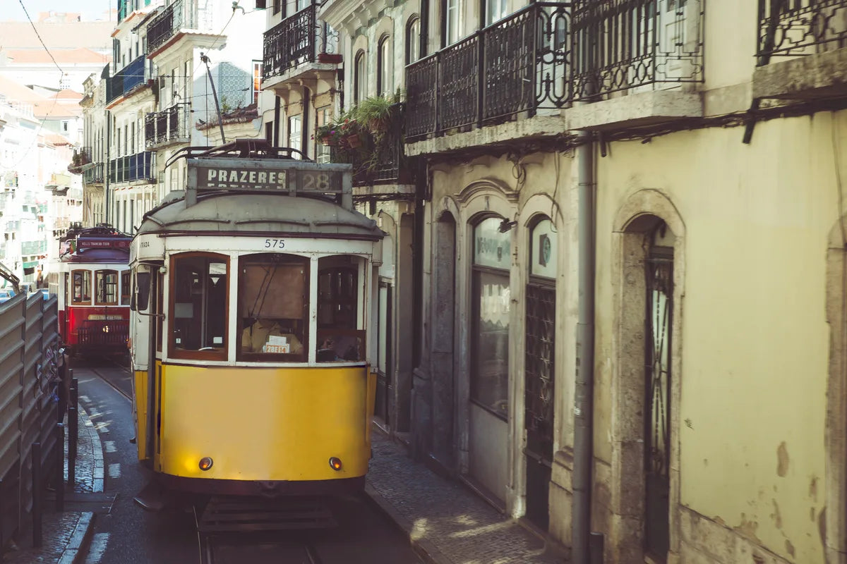 Historische Straßenbahn in der Altstadt von Lissabon, Portugal