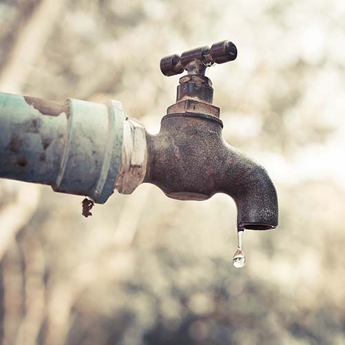 Alter Wasserhahn als Sinnbild für Risiken hinter dem Wasserzähler: Drei der vier Risiken stammen aus dem Material von Leitungen und Armaturen.