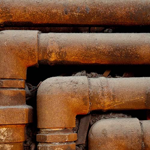 Altes, verkalktes Wasserrohr als Sinnbild für Verunreinigungen im Leitungswasser