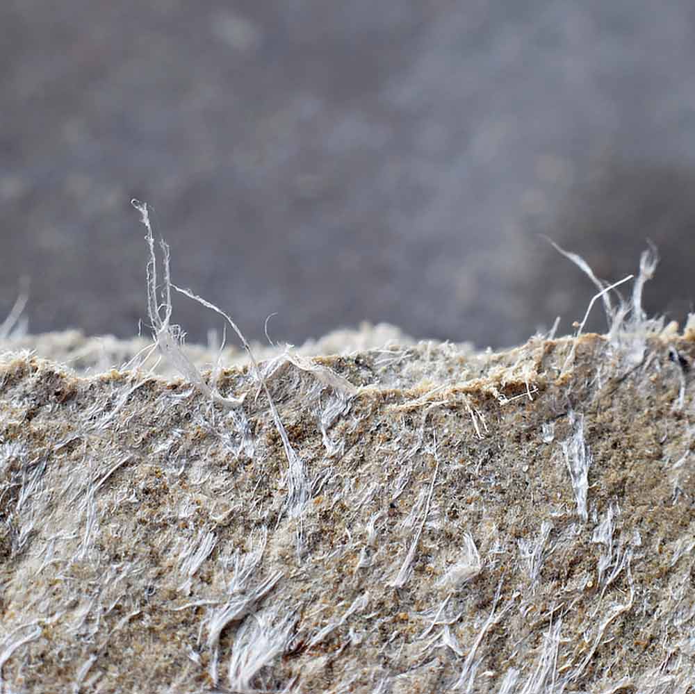 Mikroskopische Asbestfasern: Nach IARC-Einstufung krebserregend beim Einatmen, mit oft mehr als 40 Jahren zwischen Faseraufnahme und Erkrankung.