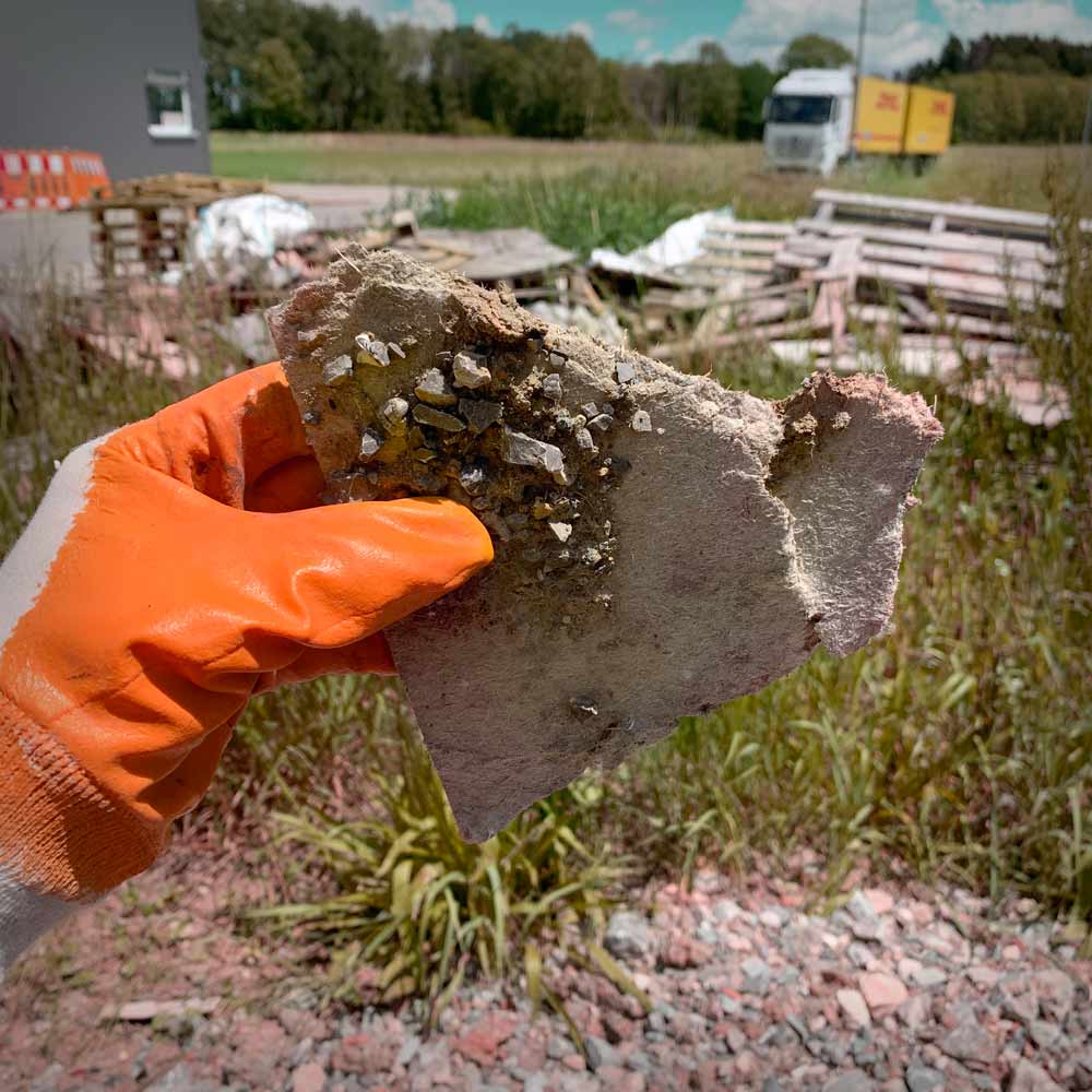 Asbestzementrohr für die Wasserleitung: Der Baustoff enthält laut UBA etwa 10 bis 15 % Asbestfasern; die Herstellung ist seit 1993 in Deutschland verboten.