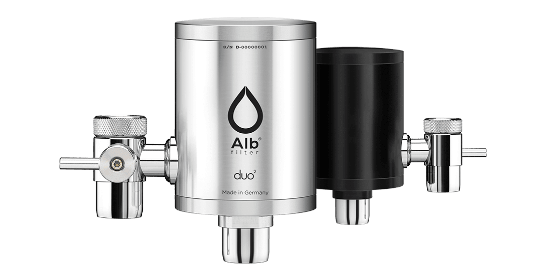 Der Alb Filter Duo in Silber, ein Aktivkohle-Wasserfilter für den Wasserhahn, der Geschmack verbessert und Bakterien zurückhält.