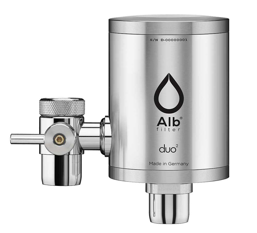 Der Alb Filter Duo, ein Trinkwasserfilter für den Wasserhahn mit gesinterter Aktivkohle aus deutscher Fertigung gegen Chlor und Schwermetalle.