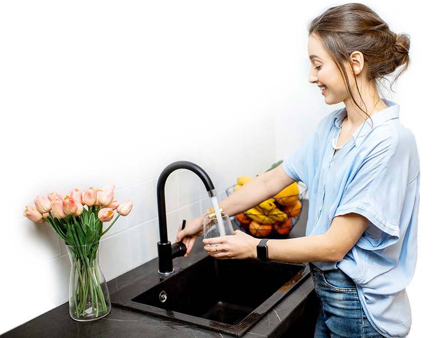 Trinkwasser aus der Leitung: In Deutschland hielten 2020 bis 2022 über 99 % der Proben die gesetzlichen Grenzwerte ein, bei E. coli sogar 99,98 %.