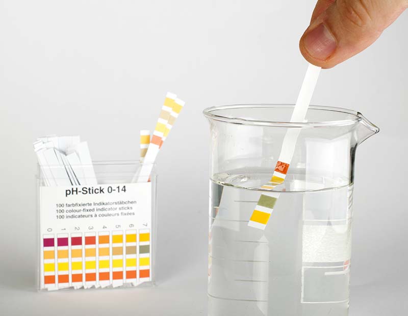 Lackmustest zur pH-Wert-Bestimmung: Frisch destilliertes Wasser liegt bei pH 7,0, nicht bei dem oft fälschlich genannten Wert von 5.