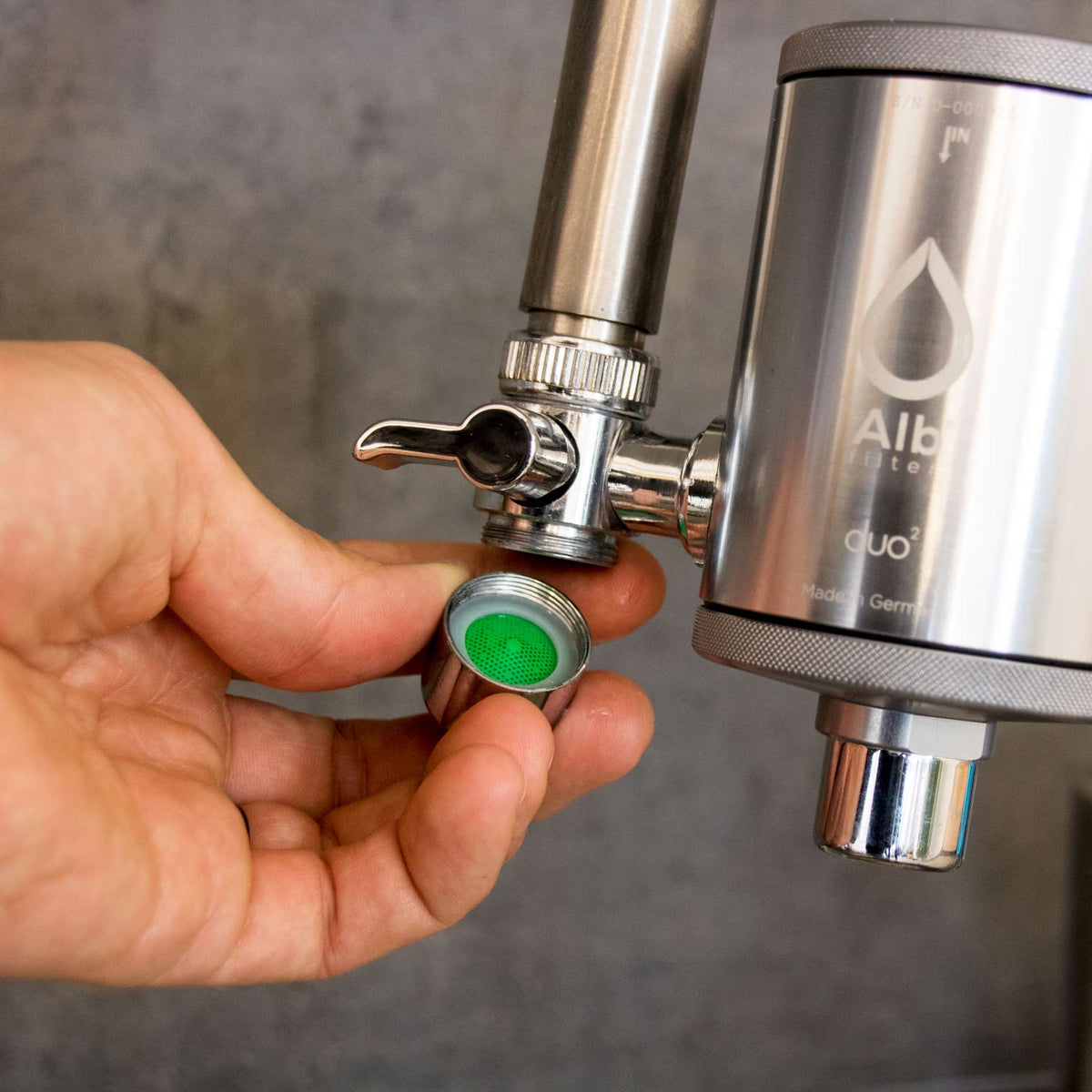 Strahlregler am Alb Filter Duo: Das Sieb zerlegt den Wasserstrahl in einzelne Bahnen und mischt Luft bei, Richtwert 4 Liter pro Minute am Waschtisch.