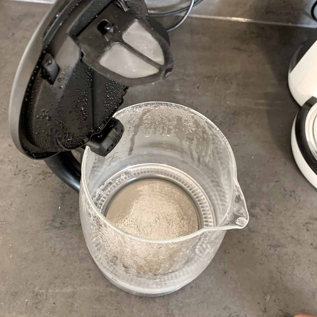 Verkalkter Wasserkocher: Hartes Wasser ab 14 Grad deutscher Härte verändert den Geschmack von Kaffee und Tee spürbar.