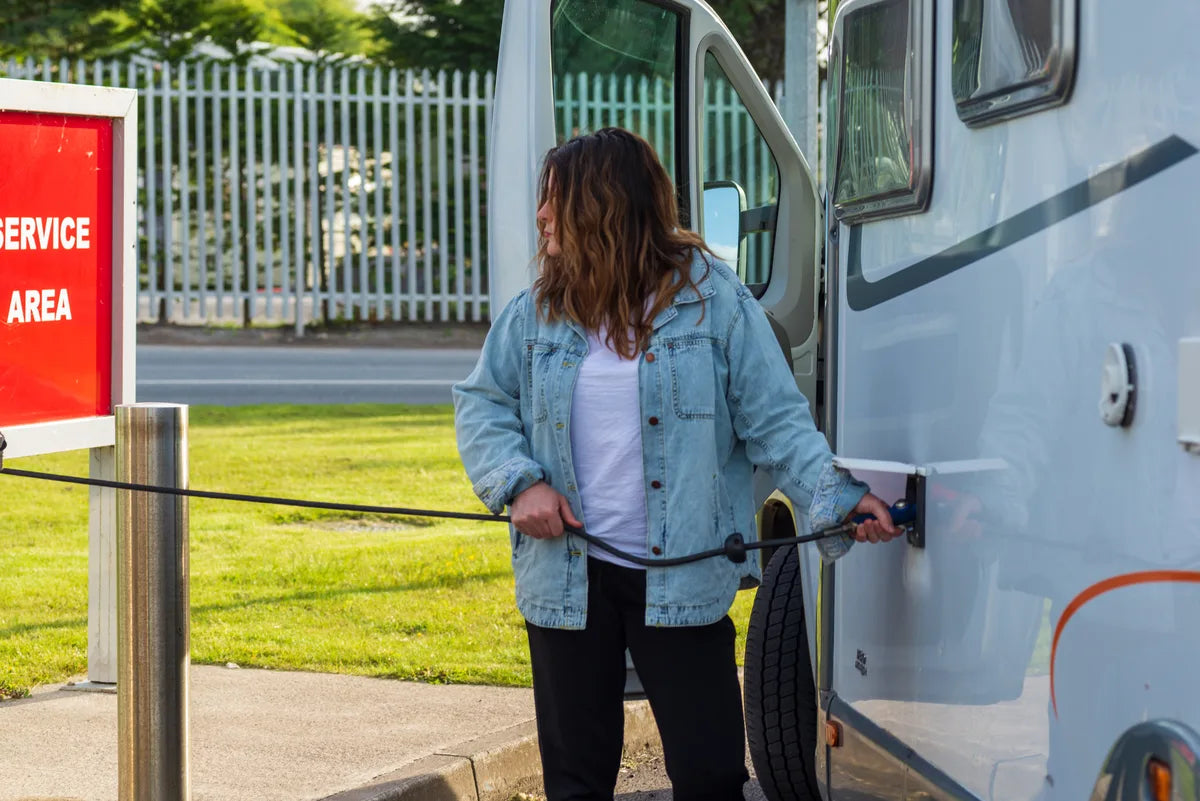 Wassertank eines Wohnmobils wird am Camperservice befüllt – Silbernetze sollen ihn laut Werbeversprechen bis zu 6 Monate keimfrei halten.