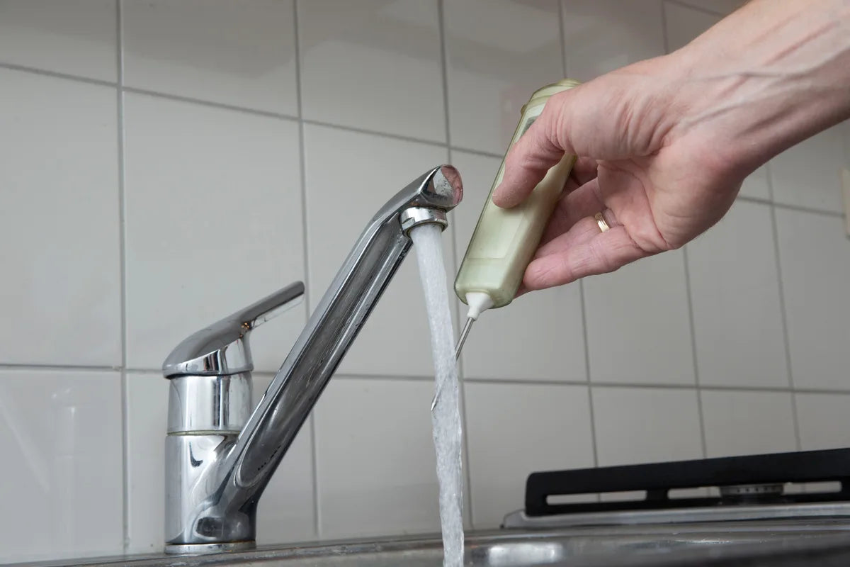Thermometer misst die Wassertemperatur an der Armatur