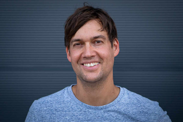 Porträtfoto von Tobias Müller, Co-Founder und Head of Product & Innovation bei Alb Filter.
