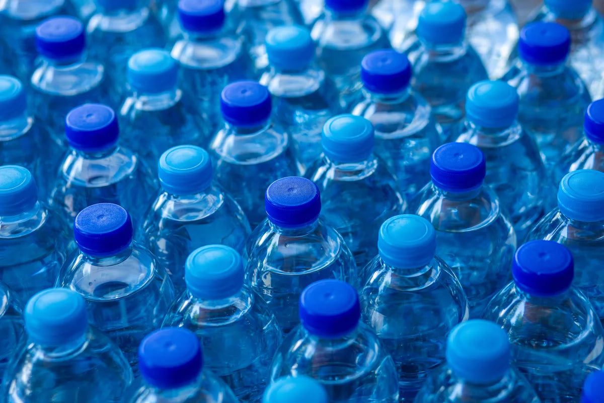 Reihe von PET-Wasserflaschen