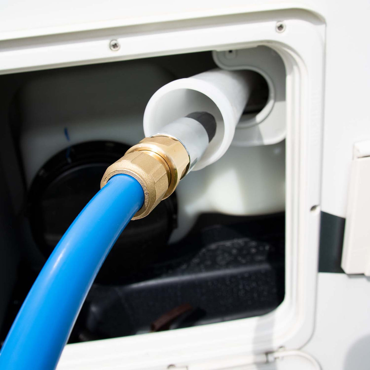 Wasser wird in den Wohnmobil-Tank eingefüllt